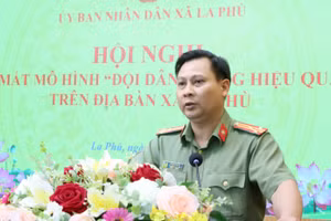 Thượng tá Đỗ Đức Nghĩa - Phó Trưởng Công an huyện Hoài Đức nhấn mạnh vai trò của khâu tuyên truyền trong công tác phòng cháy chữa cháy. 