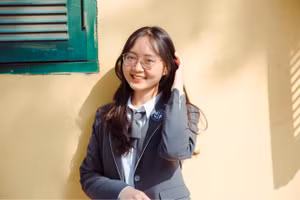 Võ Thị Hoàng An được nhiều học sinh Trường THPT Yên Hòa quý mến.