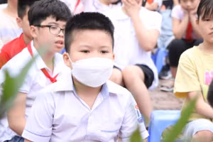 Các câu hỏi từ diễn giả thu hút sự quan tâm của các em học sinh. Ảnh : Khôi Nguyên.