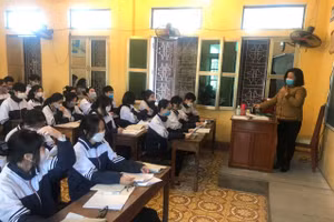 Cô trò Trường THPT Ngô Quyền - TP Nam Định trong một buổi học trực tiếp trên lớp. 