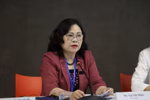 Thứ trưởng Ngô Thị Minh đánh giá cao những góp ý, đề xuất của các diễn giả về các giải pháp để nâng cao sức khỏe tâm thần cho học sinh tuổi vị thành niên.