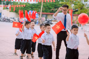 Trẻ vào lớp 1 Trường Tiểu học Tân Lập B (Đan Phượng, Hà Nội) trong ngày khai giảng năm học mới 2022-2023.