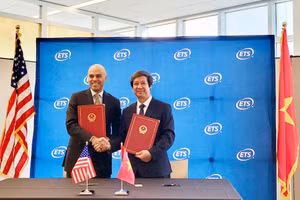 Bộ trưởng Nguyễn Kim Sơn và ông Amit Sevak - Chủ tịch kiêm Tổng Giám đốc ETS trao đổi biên bản MOU.