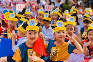 Các bé lớp 1 cảm thấy rất vui và háo hức khi được dự lễ khai giảng năm học mới 2022-2023. 