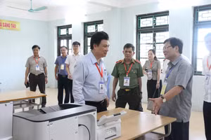 Thứ trưởng Nguyễn Hữu Độ kiểm tra các điều kiện ở khu vực chấm thi tại Trường THPT Nguyễn Khuyến - TP Nam Định.