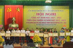 Giám đốc Sở GD&ĐT Nam Định Cao Xuân Hùng thay mặt lãnh đạo tỉnh tặng thưởng các tập thể, cá nhân của ngành giáo dục Hải Hậu có thành tích xuất sắc trong năm học vừa qua.