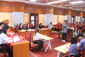 Khung cảnh của phiên tòa giả định khá giống với phiên tòa thực tế cho sinh viên cọ xát, rèn kỹ năng.