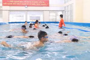 Một trong những giải pháp để phòng chống đuối nước trẻ em là phổ cập bơi trong trường học. Ảnh minh họa: Khôi Nguyên.