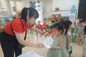 Cô trò Trường Mầm non Ngô Thì Nhậm (Hà Đông, Hà Nội).