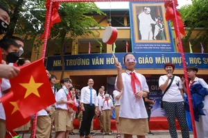 Học sinh được tham gia trò chơi "bịt mắt đánh trống", tương đối giống với trò "bịt mắt đập niêu".