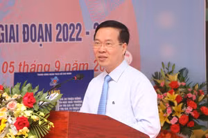 Ủy viên Bộ Chính trị, Thường trực Ban Bí thư Trung ương Đảng Võ Văn Thưởng chúc mừng Trường Phổ thông dân tộc bán trú Tiểu học - THCS Thung Nai nhân dịp khai giảng và đón Bằng công nhận Trường đạt chuẩn quốc gia mức độ 1. Ảnh: Khôi Nguyên.