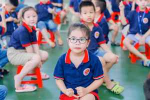 Khoảnh khắc ngộ nghĩnh của trẻ lớp 1 Trường Tiểu học Trần Nhân Tông trong buổi tựu trường chào đón năm học mới 2022-2023.