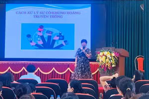 Nhà báo Dương Thanh Hương - Phó Tổng Biên tập Báo Giáo dục & Thời đại chia sẻ kỹ năng xử lý khủng hoảng truyền thông trong cơ sở giáo dục.