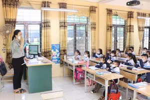 Toàn bộ các phòng học ở Trường Tiểu học Đông La đều được trang bị máy tính, máy chiếu để phục vụ giảng dạy - học tập cho cô trò nhà trường. 