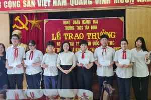 Cô Hiệu trưởng Trần Thị Quỳnh Vân và cô Phó Hiệu trưởng Lê Ngọc Quỳnh trao thưởng cho học sinh đạt thành tích cao trong kì thi học sinh giỏi thành phố và kì thi vào lớp 10 THPT năm 2022.