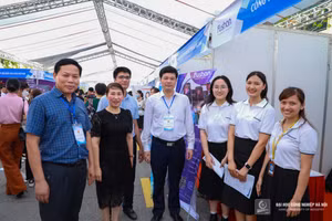 TS. Kiều Xuân Thực - Phó Hiệu trưởng Trường ĐH Công nghiệp Hà Nội thăm quan các gian hàng tại Ngày hội việc làm 2022.