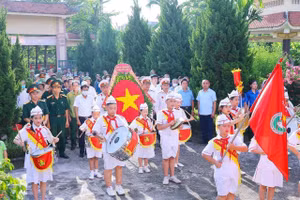 Hoạt động tri ân các anh hùng liệt sĩ nhằm giáo dục cho học sinh về truyền thống "Uống nước nhớ nguồn". 