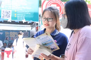 Các thí sinh tới gian hàng của Học viện Tài chính để nghe tư vấn xét tuyển năm 2022.