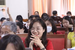 Các thầy cô tại TP Thái Nguyên cảm thấy hào hứng với những chia sẻ của chuyên gia tại buổi tập huấn về dạy học hiệu quả trong kỷ nguyên số.