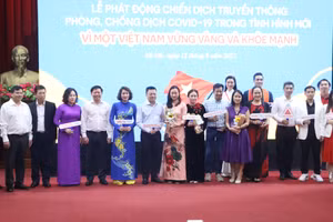 Các đại biểu tham dự lễ phát động Chiến dịch truyền thông phòng chống dịch Covid-19 trong tình hình mới năm 2022.