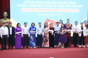 Các đại biểu tham dự lễ phát động Chiến dịch truyền thông phòng chống dịch Covid-19 trong tình hình mới năm 2022.