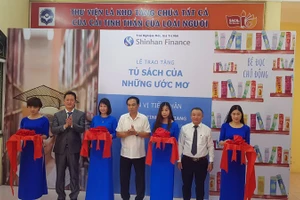 Cắt băng khánh thành khu không gian đọc sách thiếu nhi