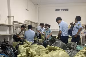 Ngành chức năng kiểm đếm hàng hóa không rõ nguồn gốc tại cơ sở vi phạm
