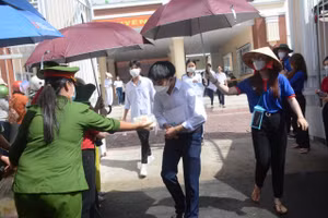 Đoàn viên hỗ trợ thí sinh (ảnh tư liệu)