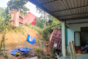 Tai nạn giao thông hy hữu: Thùng container văng ra đường, đè nát tường nhà dân