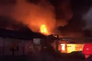 Nhà xưởng lớn ở công ty may mặc bốc cháy từ đêm đến sáng