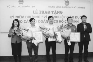 Thứ trưởng Nguyễn Thị Nghĩa trao tặng KNC “Vì sự nghiệp Giáo dục” cho các cán bộ T.Ư Đoàn