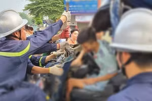 Lực lượng chức năng giải cứu lái xe sau TNGT.