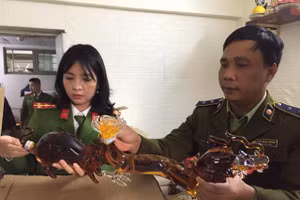 Lực lượng chức năng kiểm tra số hàng.