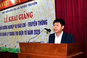 PGS,TS Phạm Minh Sơn, Bí thư Đảng ủy, Phó Giám đốc Học viện BC&TT phát biểu khai giảng lớp học.