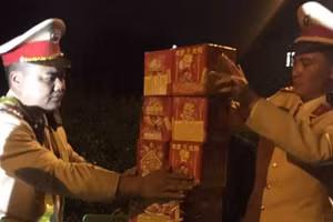 Lực lượng chức năng kiểm tra số pháo nổ.