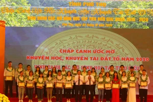 Trao thưởng cho các em học sinh tiêu biểu, xuất sắc. 