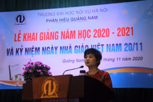 TS. Lê Thanh Huyền, Phó Hiệu trưởng Trường Đại học Nội vụ Hà Nội phát biểu tại lễ khai giảng năm học mới 2020 – 2021.