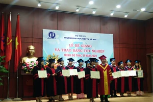 Trao bằng tốt nghiệp thạc sĩ cho các học viên.