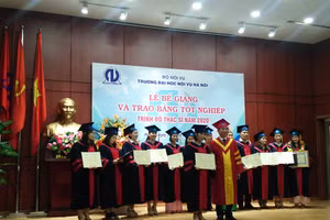 Trao bằng tốt nghiệp thạc sĩ cho các học viên.