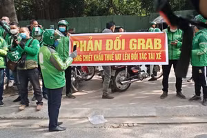 Lái xe Grad (Ảnh IT).