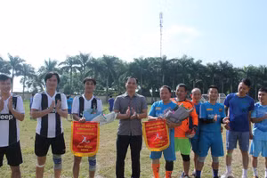 TS. Lê Phú Thắng tặng hoa, cờ lưu niệm cho 2 đội bóng trong trận giao lưu.