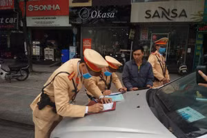 Lực lượng CSGT lập biên các trường hợp lái xe vi phạm.