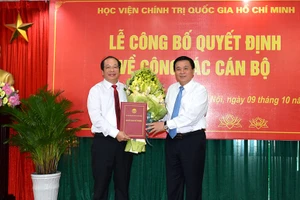 GS,TS Nguyễn Xuân Thắng trao quyết định giao Quyền Giám đốc Học viện Báo chí và Tuyên truyền cho PGS.TS Lưu Văn An.