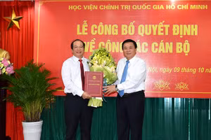 GS,TS Nguyễn Xuân Thắng trao quyết định giao Quyền Giám đốc Học viện Báo chí và Tuyên truyền cho PGS.TS Lưu Văn An.