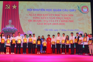 Hội Khuyến học Cầu Giấy khen thưởng các em học sinh giỏi, đạt thành tích cao tại các kỳ thi.