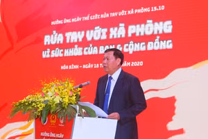 Thứ trưởng Đỗ Xuân Tuyên phát biểu tại buổi lễ mít tinh. 