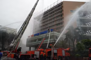 Lực lượng chức năng dập tắt đám cháy giả định.