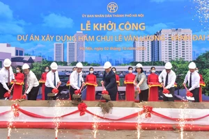 Các đại biểu làm lễ động thổ khởi công dự án (Ảnh: Viết Thành).