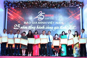 PGS.TS Phạm Bá Nhất - Chủ tịch Hội Kế hoạch hóa gia đình Việt Nam trao bằng khen cho tập thể và các cá nhân tại lễ kỷ niệm.