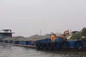 Lực lượng CSGT tạm giữ phương tiện và số hàng vi phạm.